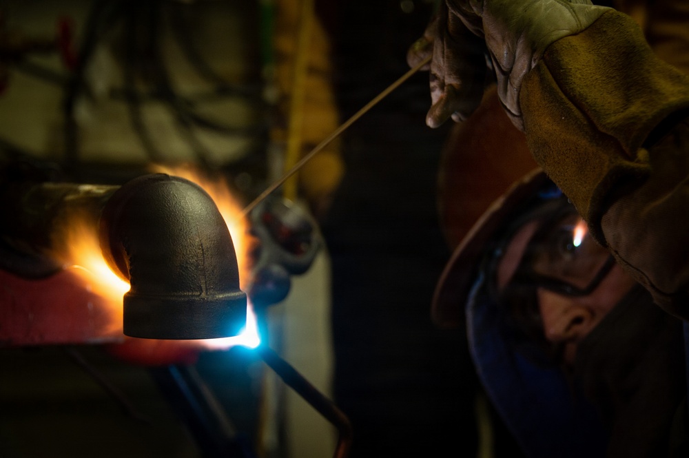 Ronald Reagan Contractors Work In Ready Room