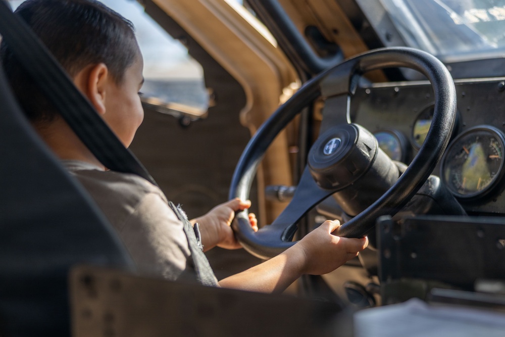 Marines with CLR-1 Visit Local Elementary School for Month of the Military Child