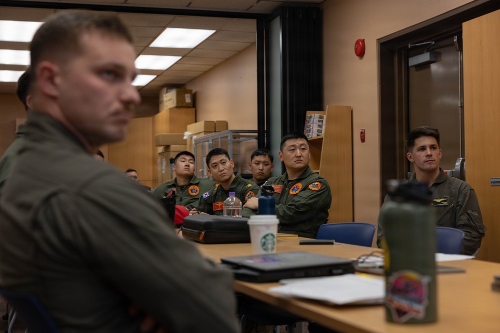 HMLA-369 holds pre-flight brief with Republic of Korea Marines