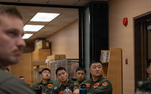 HMLA-369 holds pre-flight brief with Republic of Korea Marines