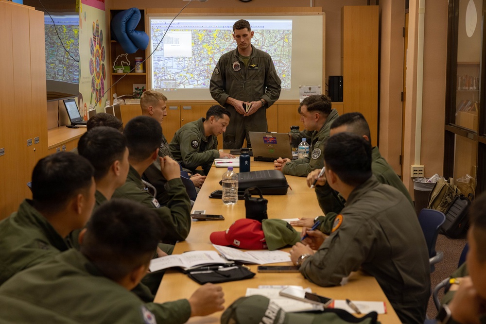 HMLA-369 holds pre-flight brief with Republic of Korea Marines