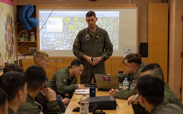 HMLA-369 holds pre-flight brief with Republic of Korea Marines