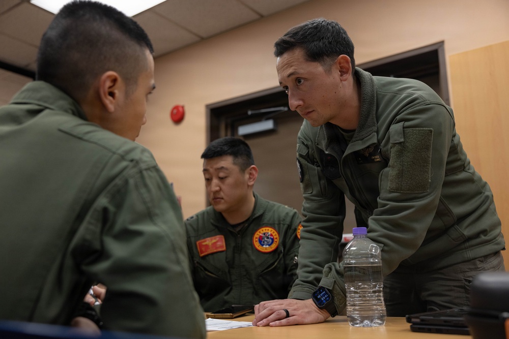 HMLA-369 holds pre-flight brief with Republic of Korea Marines