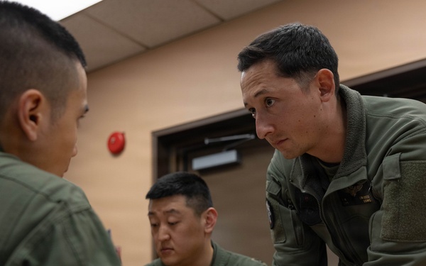 HMLA-369 holds pre-flight brief with Republic of Korea Marines