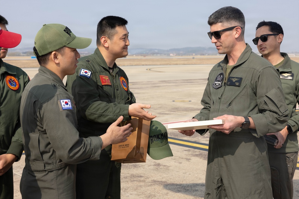 HMLA-369 holds pre-flight brief with Republic of Korea Marines