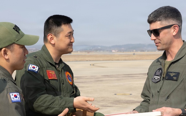 HMLA-369 holds pre-flight brief with Republic of Korea Marines