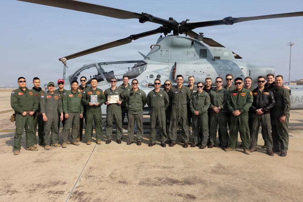 HMLA-369 holds pre-flight brief with Republic of Korea Marines