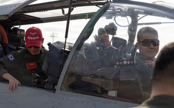 HMLA-369 holds pre-flight brief with Republic of Korea Marines