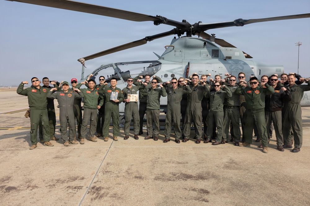 HMLA-369 holds pre-flight brief with Republic of Korea Marines