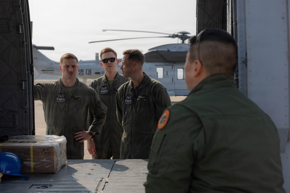 HMLA-369 holds pre-flight brief with Republic of Korea Marines