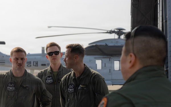 HMLA-369 holds pre-flight brief with Republic of Korea Marines