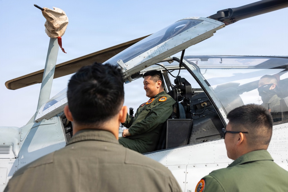 HMLA-369 holds pre-flight brief with Republic of Korea Marines