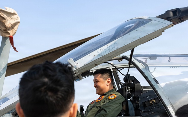 HMLA-369 holds pre-flight brief with Republic of Korea Marines