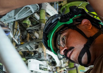 VP-26 Tridents Conduct Routine Maintenance