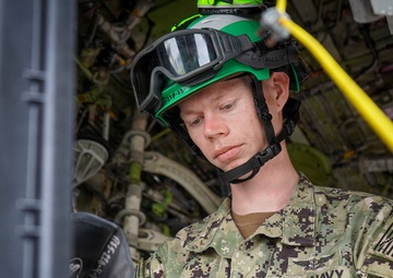VP-26 Tridents Conduct Routine Maintenance