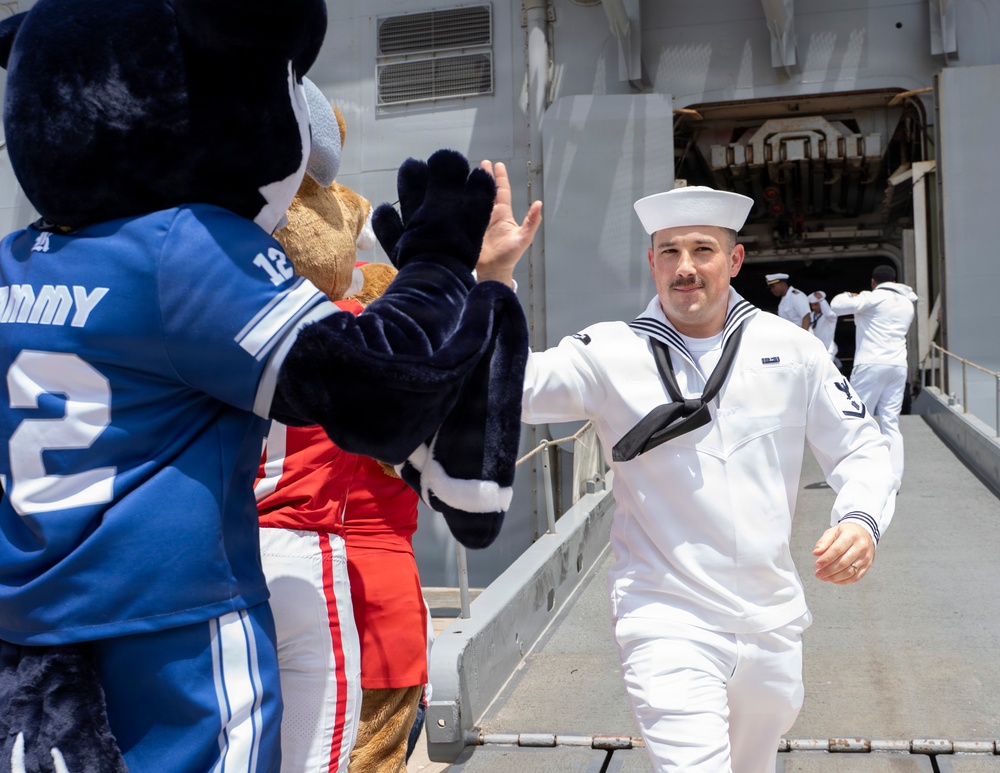 Houston's Mascots Tour USS Kearsarge