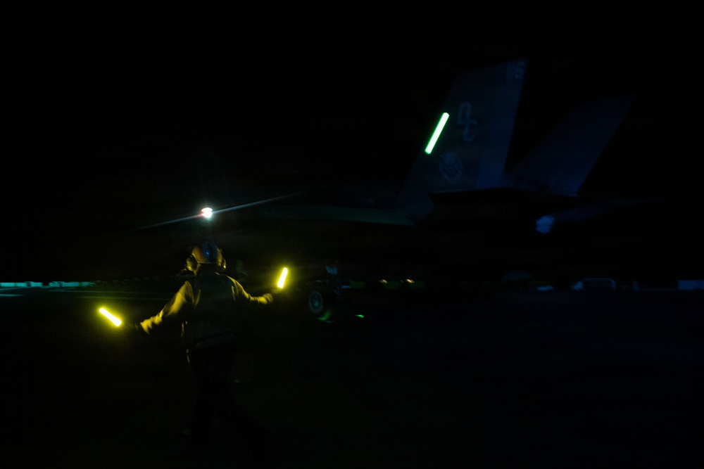 Boxer Conducts Nighttime Flight Operations