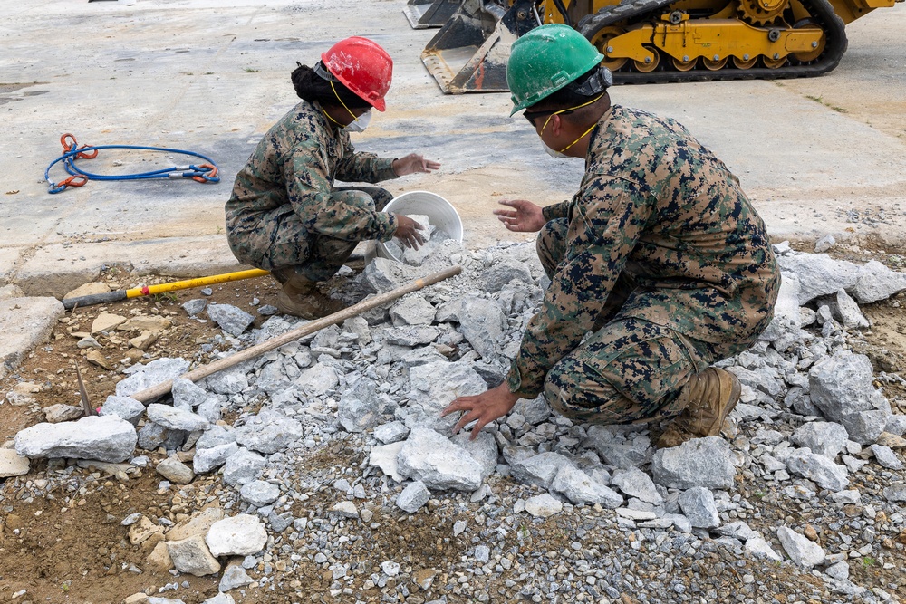 MWSS-172 trains in airfield damage repair