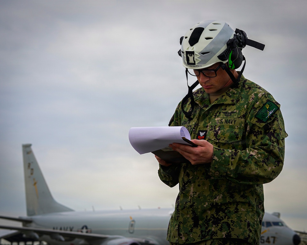 VP-26 Tridents Conduct Foreign Object Debris Walkdown