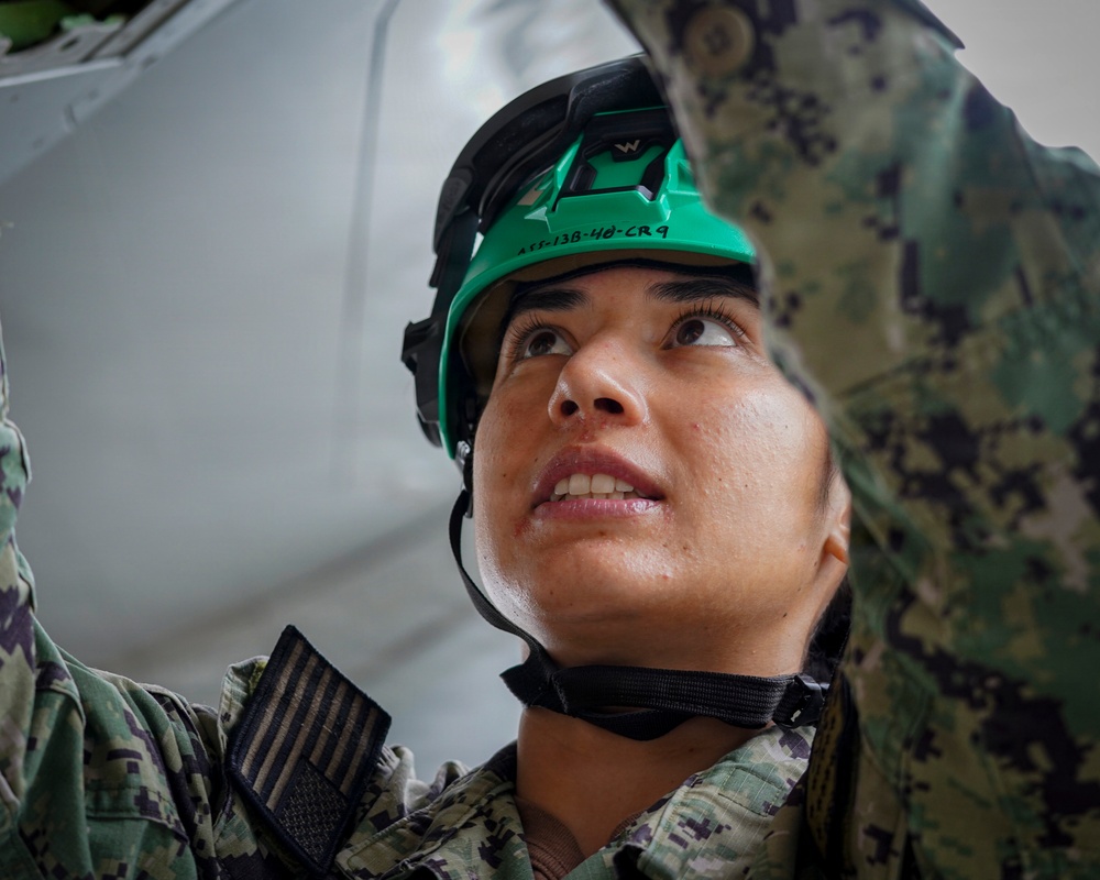 VP-26 Tridents Conduct Routine Maintenance
