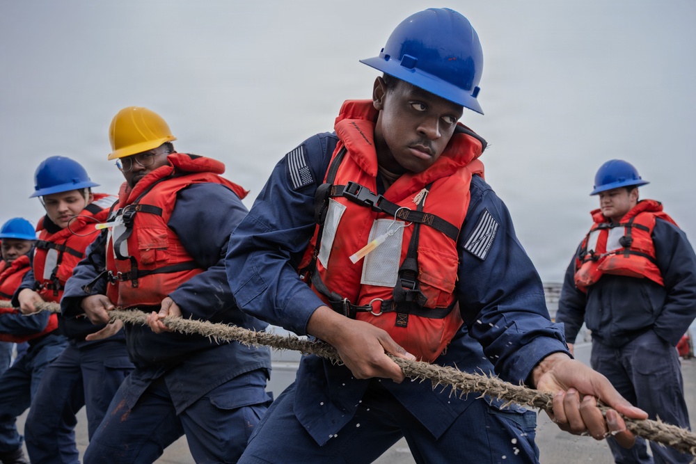 Replenishment-at-Sea aboard USS Gonzalez (DDG 66)