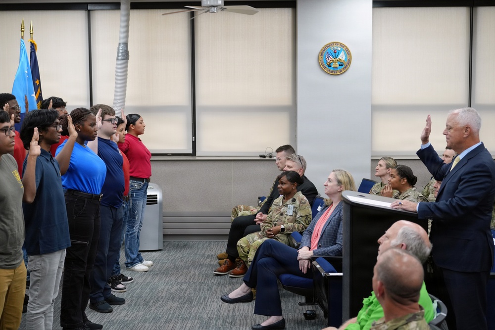 USW(P&amp;R) Tata Visits USMEPCOM