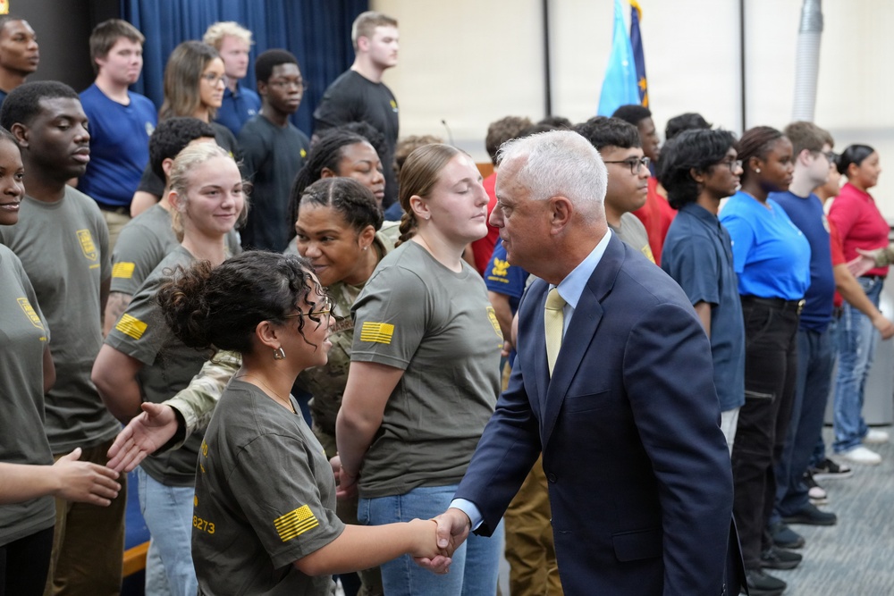 USW(P&amp;R) Tata Visits USMEPCOM