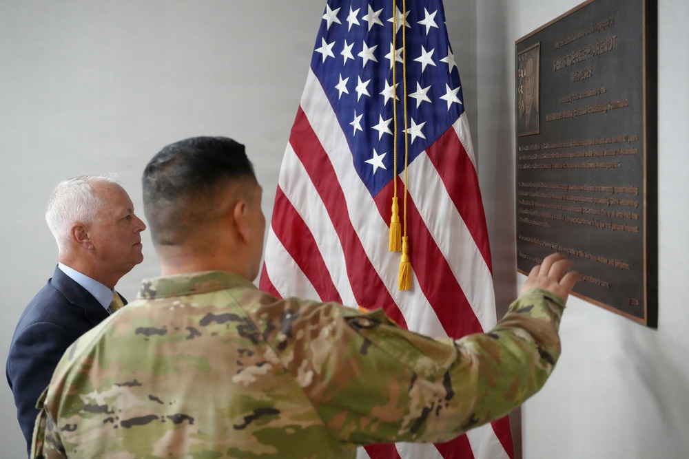 USW(P&amp;R) Tata Visits USMEPCOM