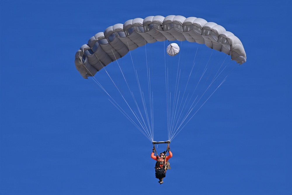 Military Free Fall Students Train at Proving Ground