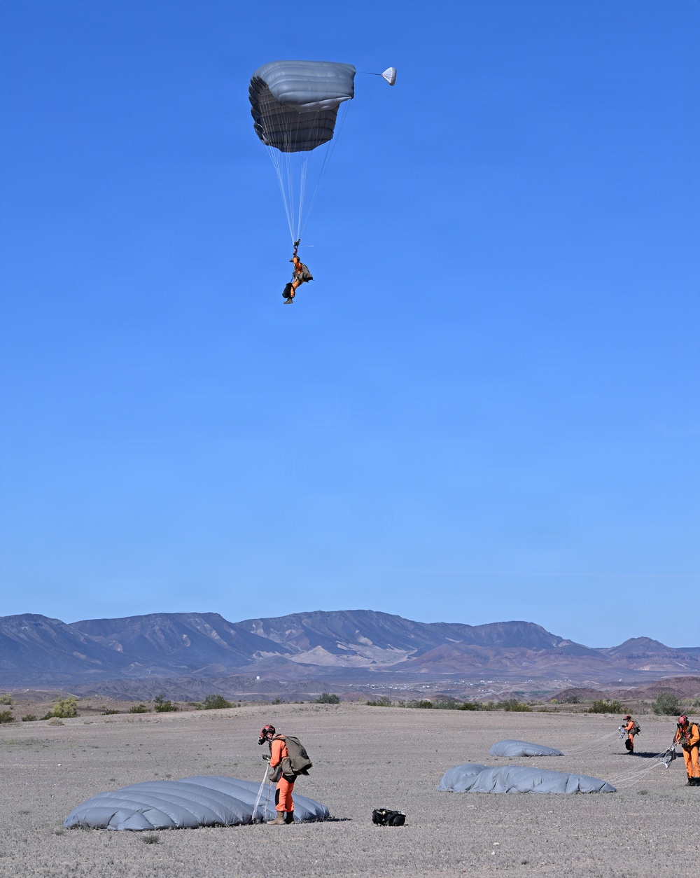 Military Free Fall Students Train at Proving Ground