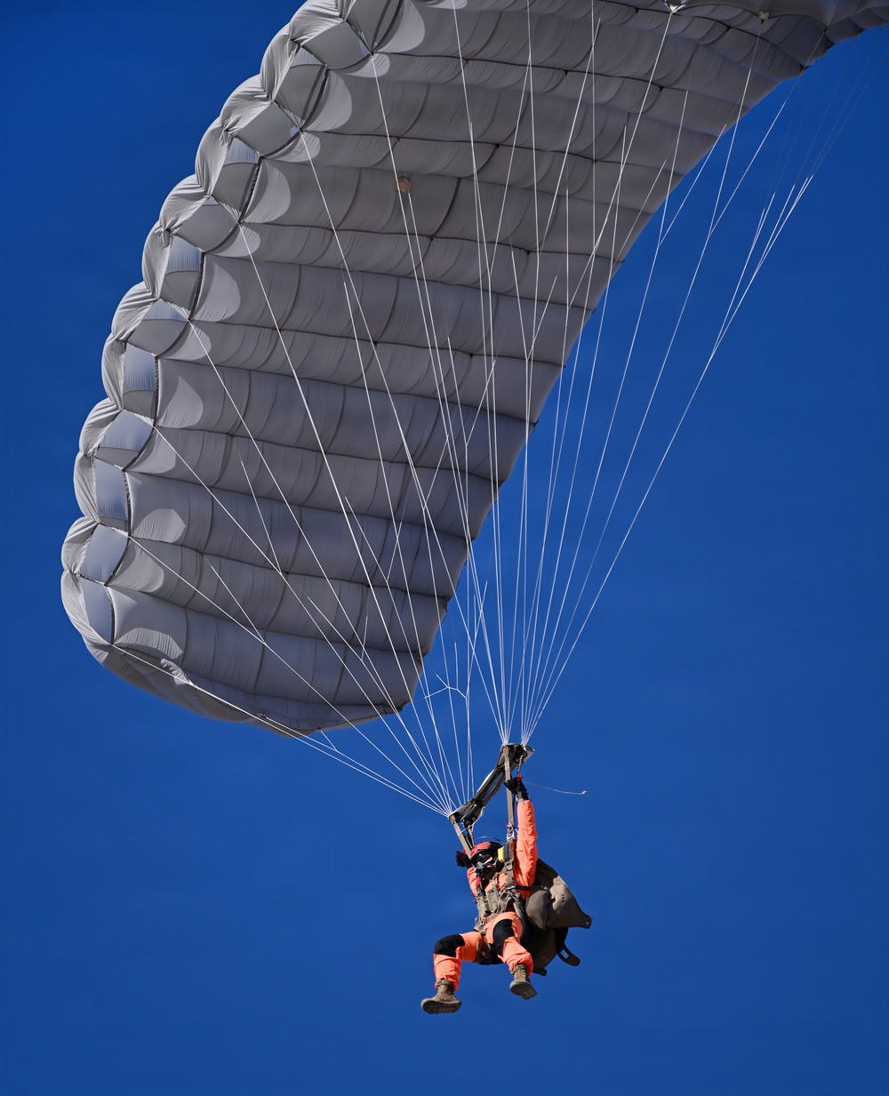 Military Free Fall Students Train at Proving Ground