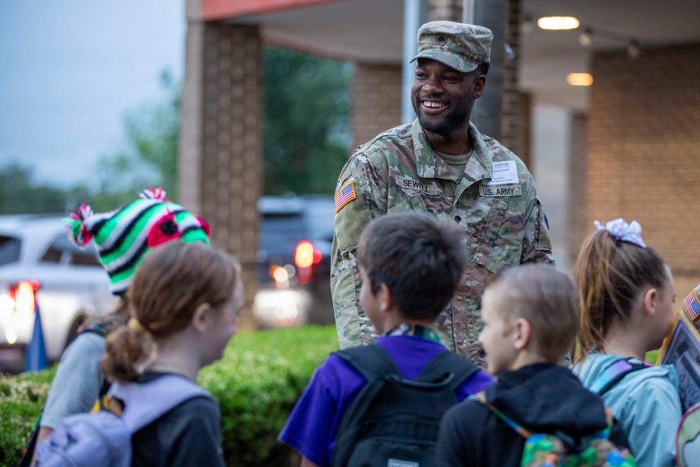 13th ACSC Soldiers Support Purple Up Day at Lakewood Elementary School
