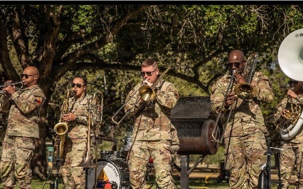 1AD Band Performs for Blackhawk Troopers