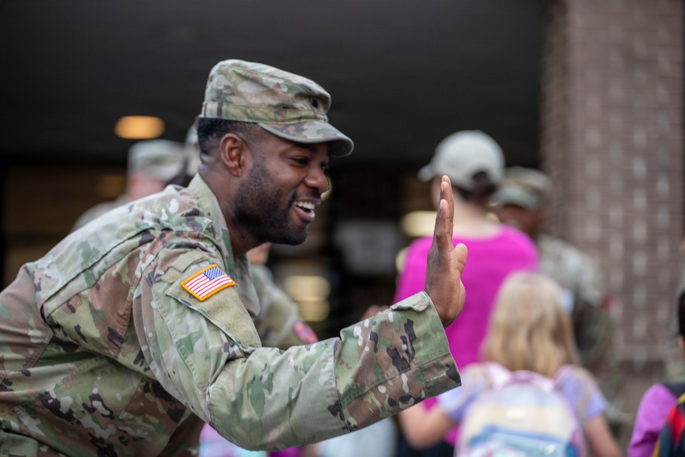 13th ACSC Soldiers Support Purple Up Day at Lakewood Elementary School