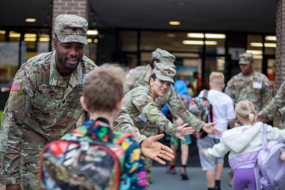 13th ACSC Soldiers Support Purple Up Day at Lakewood Elementary School