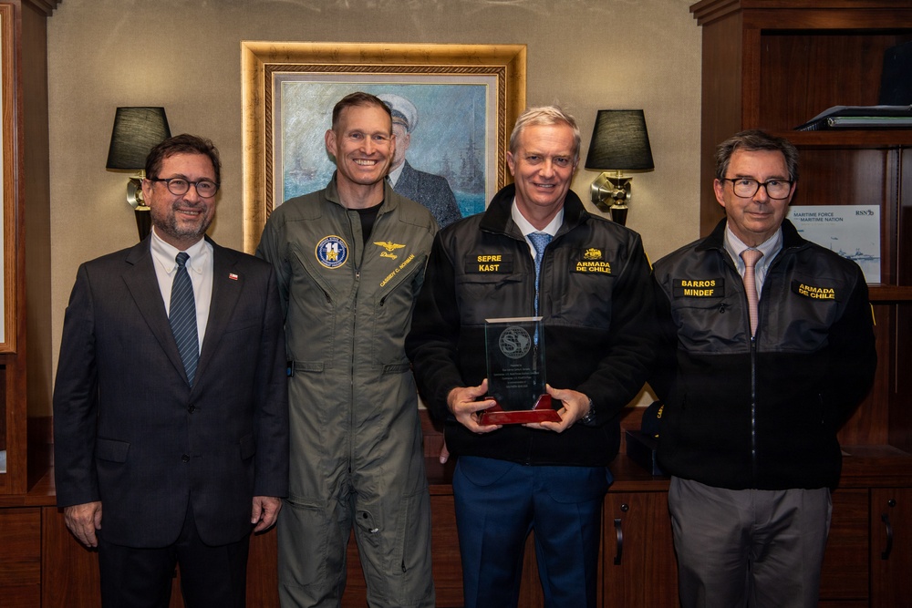 Chilean Delegation Visits USS Nimitz
