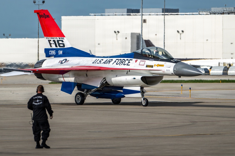 Military aircraft arrive at Kentucky Air Guard Base for Thunder Over Louisville air show