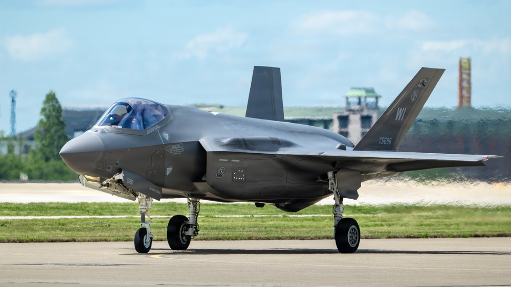 Military aircraft arrive at Kentucky Air Guard Base for Thunder Over Louisville air show