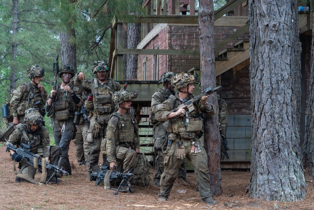 101st "Rakkasans" Soldiers Assault an Urban Training Village at JRTC