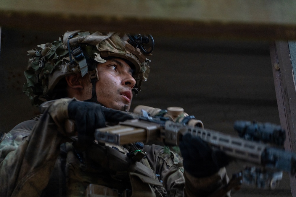 101st "Rakkasans" Soldiers Assault an Urban Training Village at JRTC