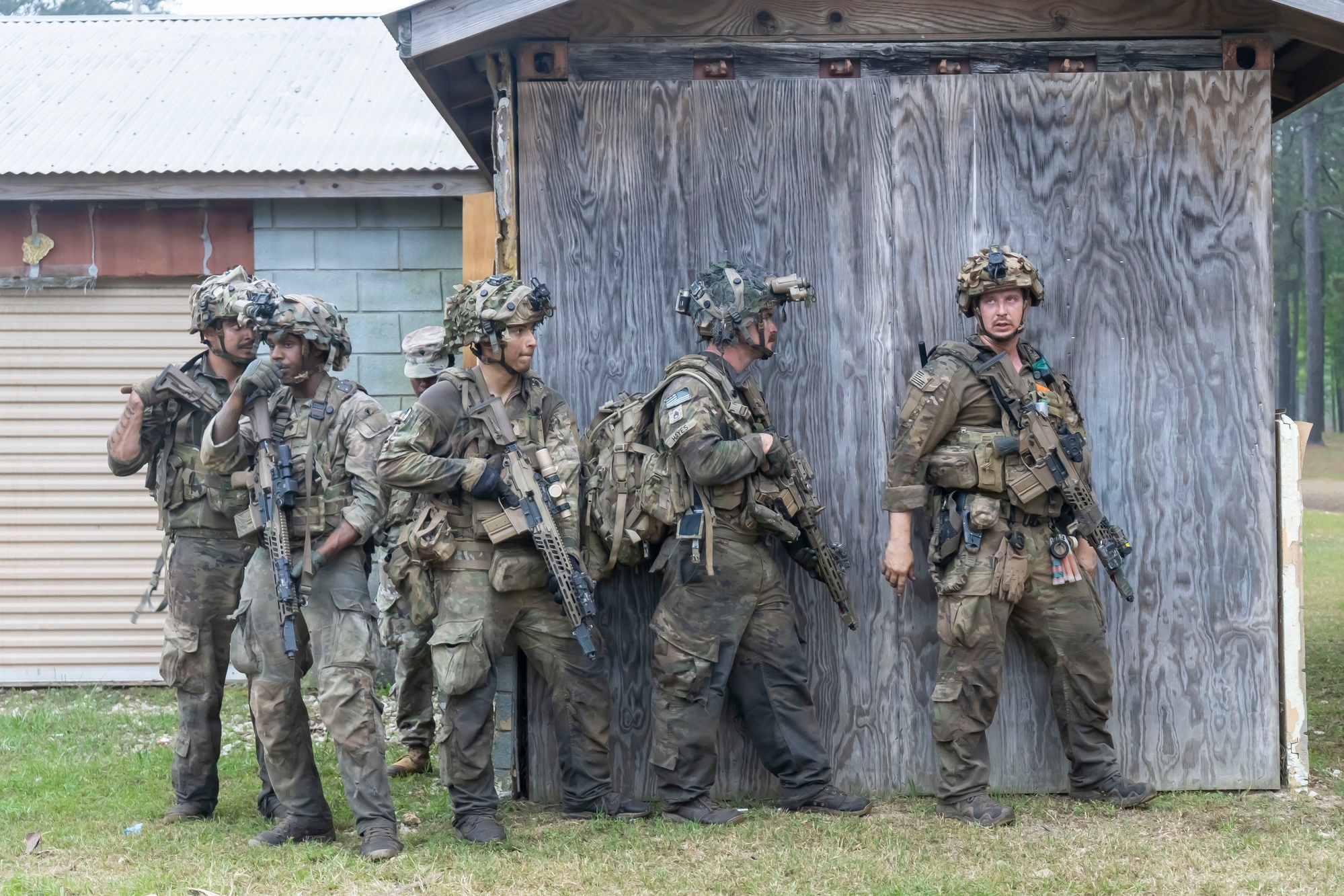 洋楽 Apprehended Soldiers DVIDS - Images - 101st 