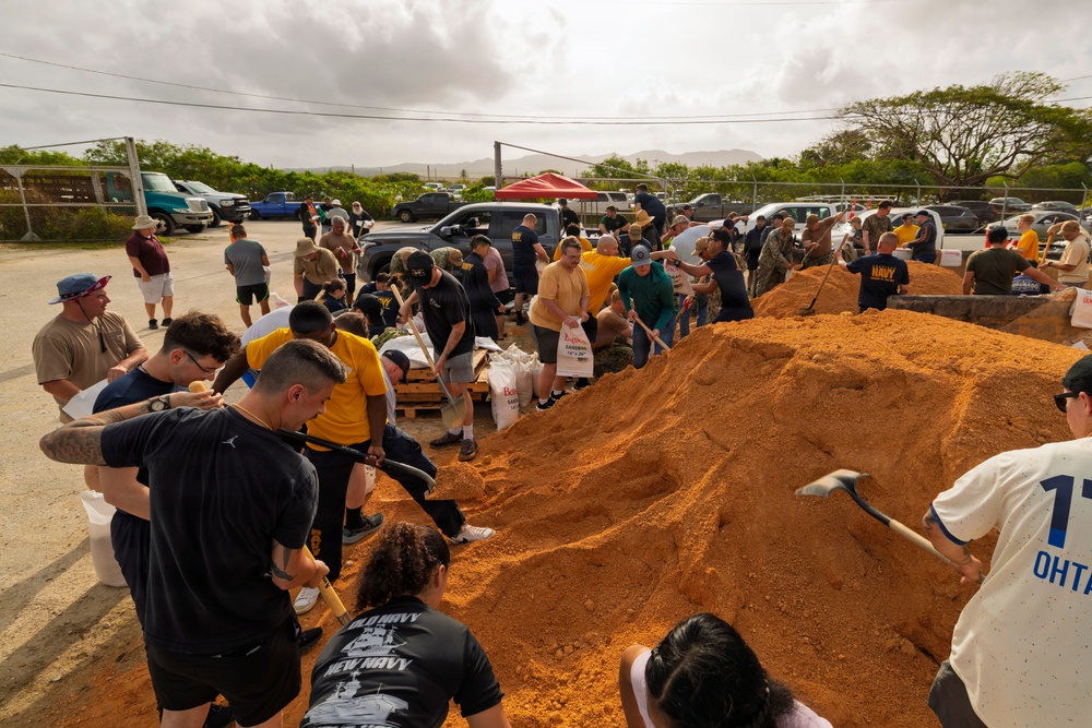 Service members prepare for Super Typhoon Sinlaku
