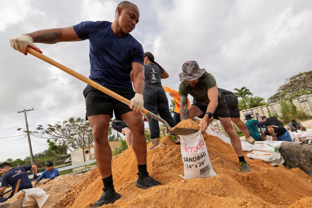 Service members prepare for Super Typhoon Sinlaku