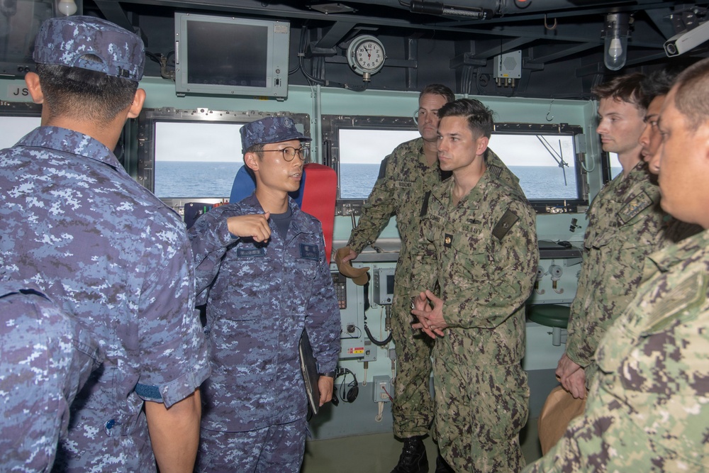 Blue Ridge Sailors visit JS Asahi (DD 119)