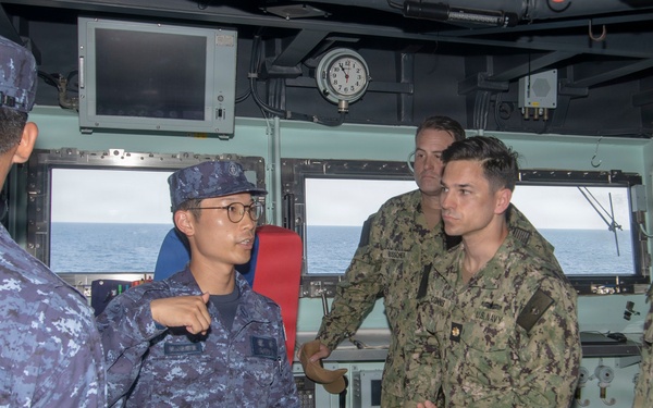 Blue Ridge Sailors visit JS Asahi (DD 119)