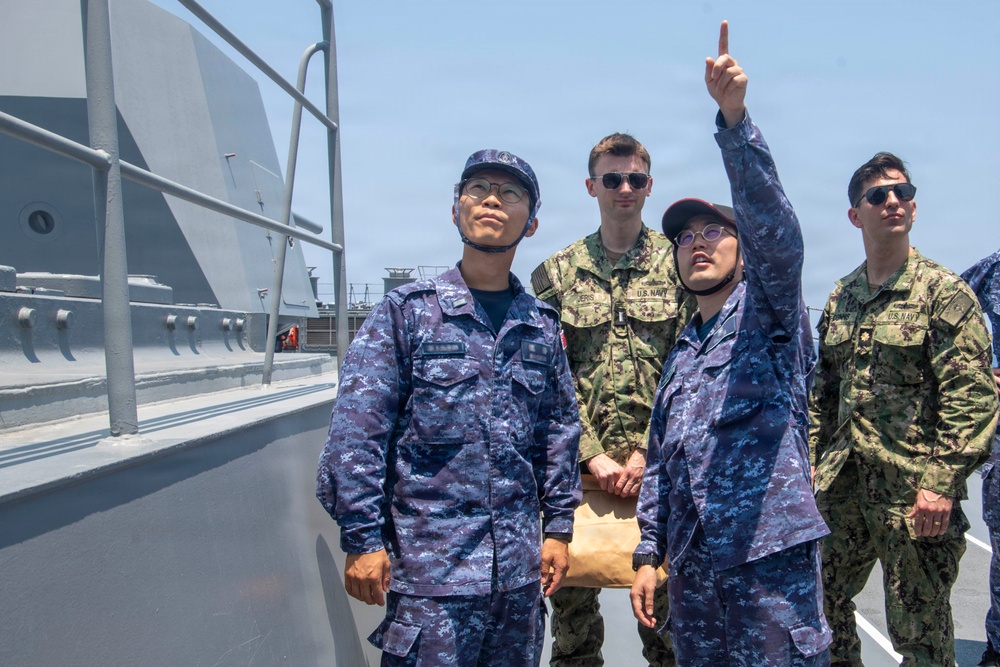 Blue Ridge Sailors visit JS Asahi (DD 119)