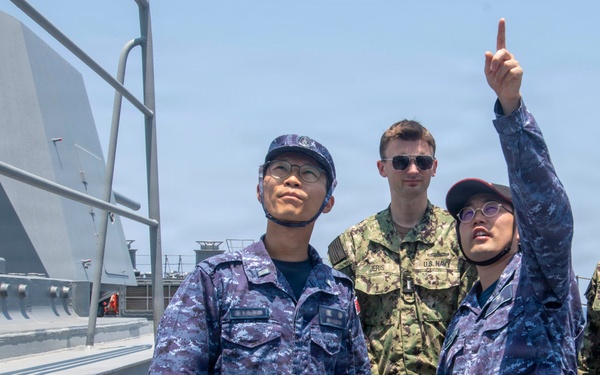 Blue Ridge Sailors visit JS Asahi (DD 119)
