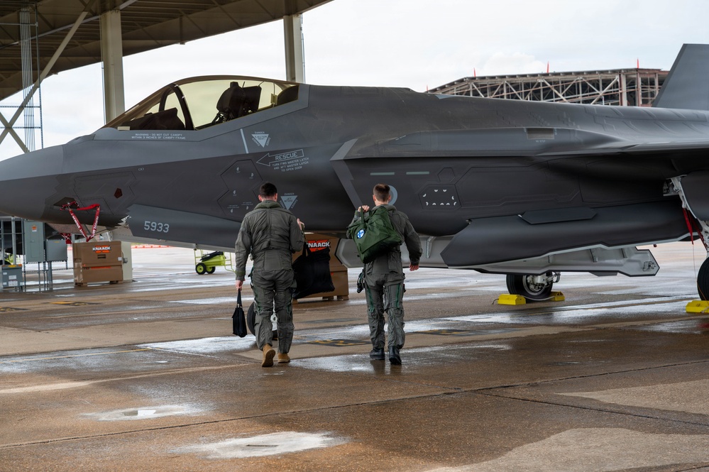 Finnish pilot completes first F-35 training flight at Ebbing ANGB
