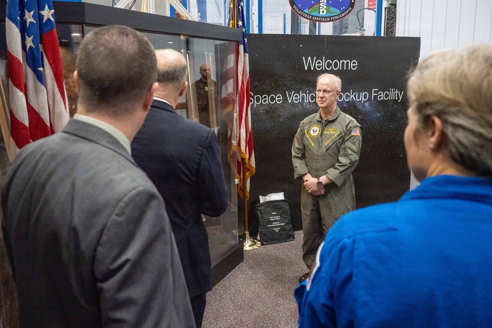 CNO visits Johnson Space Center