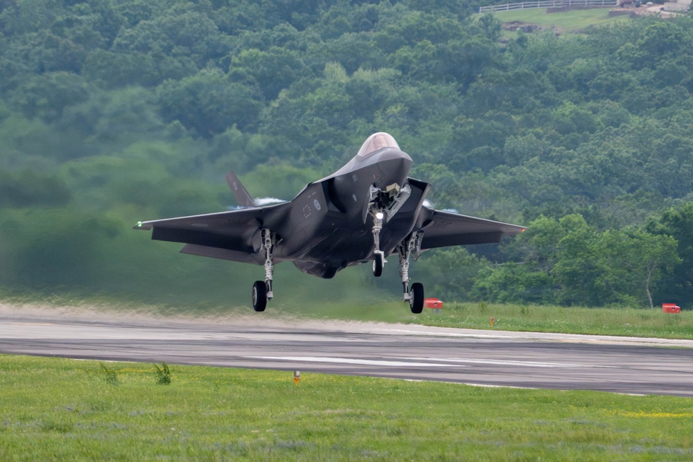 Finnish pilot completes first F-35 training flight at Ebbing ANGB